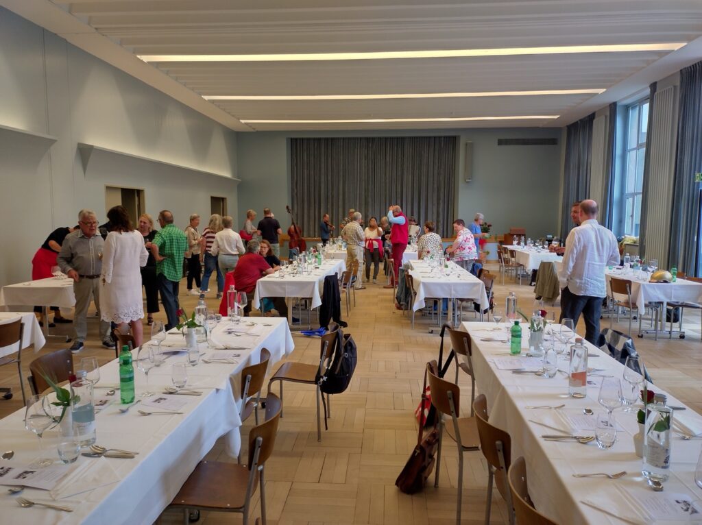 Apero drinnen und draussen-1500px Apéro drinnen und draussen